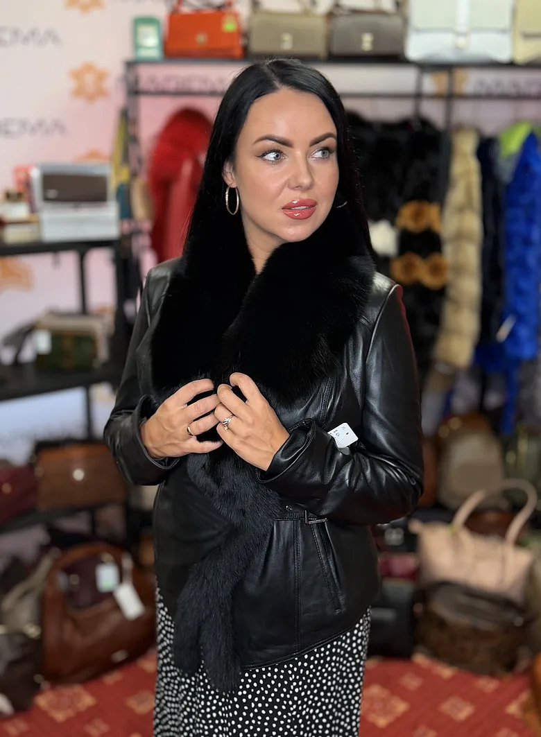 Odinė striukė su natūraliu lapės kailiu, juoda